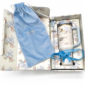 Stanley x LoveShackFancy Rosa Beaux Blue 40oz Tumbler, Floral Bow Quencher H2.0 bild 2