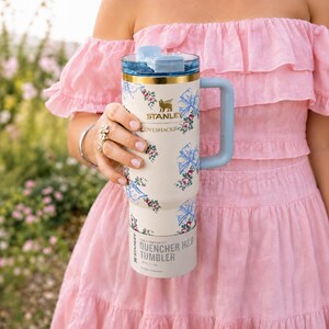 Stanley x LoveShackFancy Rosa Beaux Blue 40oz Tumbler, Floral Bow Quencher H2.0 bild 3