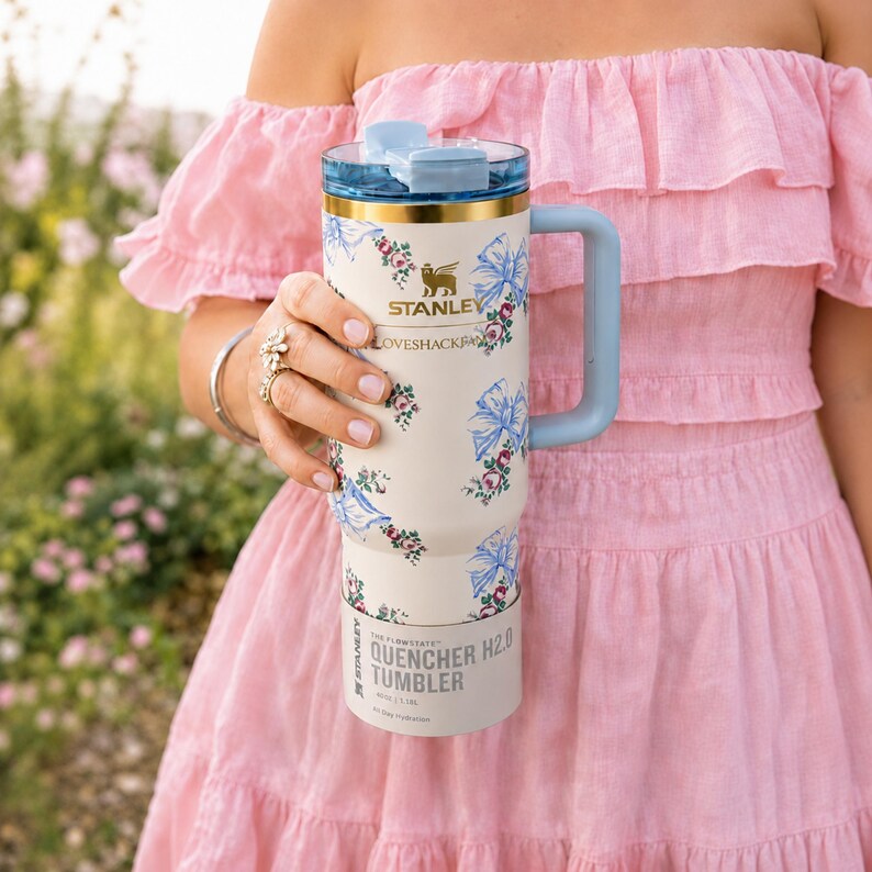 Stanley x LoveShackFancy Rosa Beaux Blue 40oz Tumbler, Floral Bow Quencher H2.0 bild 3