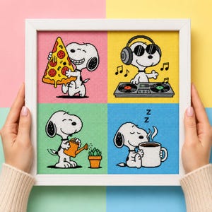 Puede incluir: Un cuadro de punto de cruz con cuatro paneles de Snoopy. El panel superior izquierdo muestra a Snoopy con una porción de pizza de pepperoni sobre fondo rosa. El superior derecho muestra a Snoopy como DJ con auriculares sobre fondo amarillo. El inferior izquierdo muestra a Snoopy regando una planta sobre fondo verde. El inferior derecho muestra a Snoopy durmiendo con una taza de café sobre fondo azul.