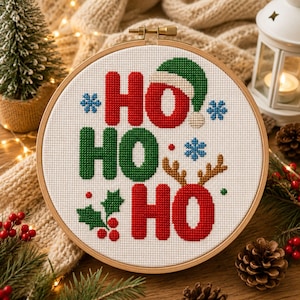 Ho ho ho kerstborduurpatroon | Feestelijke kerstdecoratie | Ontwerp met kerstmuts en rendieren | Direct te downloaden PDF | Winterborduurpatroon