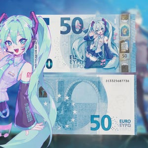 Può includere: Una banconota da cinquanta euro decorativa con un personaggio anime dai toni blu con lunghe code color turchese, cuffie e microfono. La banconota mostra il numero 50, il testo EURO EYPΩ EBPO, una mappa dell'Europa, un ponte e il numero ZC3325687736.