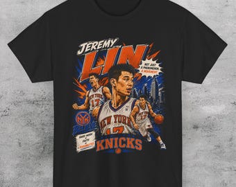 Op de afbeelding: Zwart T-shirt met een afbeelding van Jeremy Lin in een New York Knicks-shirt. Het ontwerp bevat de tekst "Jeremy Lin" en "New York Knicks", samen met basketbalafbeeldingen en de zin "Not Just a Phenomenon, A Movement."