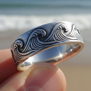 Anillo de plata de ley grabado con olas marinas, anillo minimalista de estilo costero.