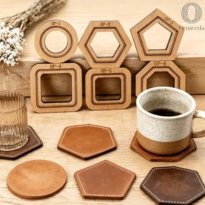 Può includere: Una collezione di sei sagome geometriche in legno etichettate da OP-1 a OP-6, con ritagli circolari, esagonali, pentagonali e quadrati. Sotto si trovano sottobicchieri in pelle, un bicchiere di vetro e una tazza in ceramica.