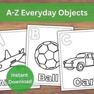 Puede incluir: Tres tarjetas blancas con contornos negros de un avión, un balón de fútbol y un coche. Las tarjetas tienen las letras A, B y C en la parte superior. Las palabras "Air", "Ball" y "Car" están escritas debajo de las imágenes. El texto "A-Z Everyday Objects" está en la parte superior.