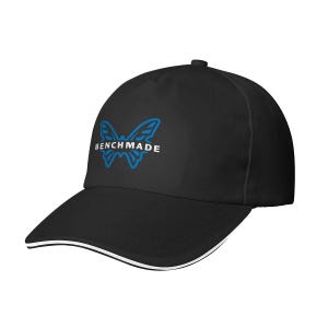 Puede incluir: Gorra de b&eacute;isbol negra con visera curva y ribete blanco. La gorra presenta un logotipo de mariposa azul con la palabra "BENCHMADE" en blanco. Fabricada con material duradero, ideal para actividades al aire libre.