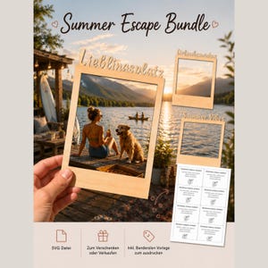Op de afbeelding: Een Summer Escape Bundle met drie houten fotolijsten met lasergesneden tekst "Lieblingsplatz," "Urlaubsmodus," en "Summer Vibes," samen met een printbaar vel papier met kleine tekstlabels en iconen voor knutselprojecten.