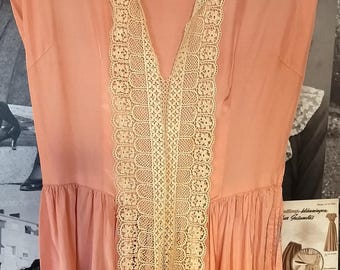 Exquisite, long lace 1930s collar