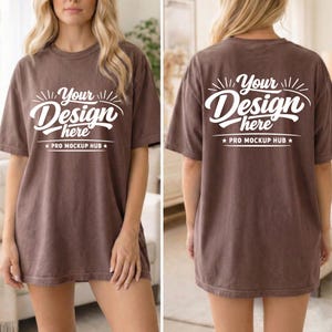 Puede incluir: Camiseta marrón con el texto blanco "Your Design here" y "★ PRO MOCKUP HUB ★". La camiseta de manga corta tiene un corte holgado. El diseño está impreso tanto en la parte delantera como en la trasera de la prenda.