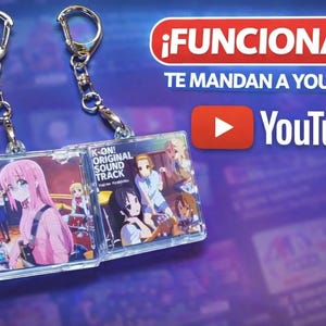 Puede incluir: Dos llaveros de acrílico transparente con cadenas y cierres plateados, cada uno con ilustraciones de anime de "K-ON! ORIGINAL SOUND TRACK". El fondo es un degradado púrpura y azul, con el logotipo de YouTube y texto.