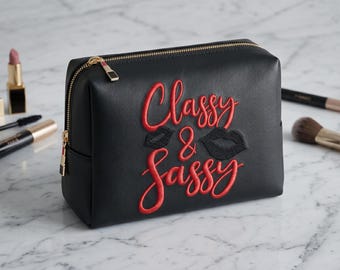 Classy and Freche Stickdatei, Lippen Stickmuster, Schreibschrift Schrift Digital Download für Jacken & Taschen, 4 Größen (4", 5", 6", 7,5")