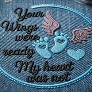 Puede incluir: Diseño bordado sobre tela vaquera. El diseño presenta el texto "Your Wings were ready My heart was not" en escritura negra, rodeando un círculo con huellas de bebé, alas y un corazón, todo en tonos azules y morados.