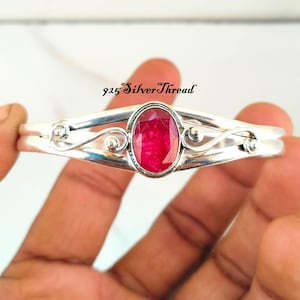 Handgjort ovalt rubinarmband i sterlingsilver – Boho Statement-manschettarmband
