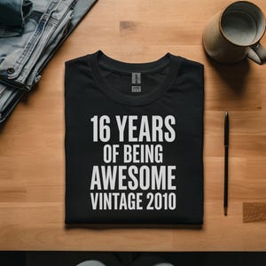 Puede incluir: Un juego de tres tazas de cerámica con un acabado mate moteado. Las tazas son en tonos crema, gris claro y gris oscuro. Cada taza tiene un diseño simple y minimalista, ideal para café o té.