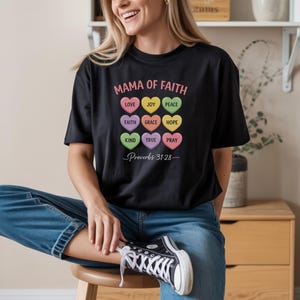 Puede incluir: Una taza de cerámica blanca con asa negra y el texto "But First, Coffee" en negrita negra. La taza se encuentra sobre un fondo borroso, sugiriendo un ambiente acogedor.