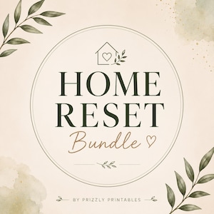 Op de afbeelding: Een digitale afbeelding met de tekst "HOME RESET Bundle" in een cirkelvormig ontwerp. De tekst is in donkergroen en bruin, met een huis- en hartpictogram. Groene bladeren en aquarelaccenten omlijsten het ontwerp op een crèmekleurige achtergrond.