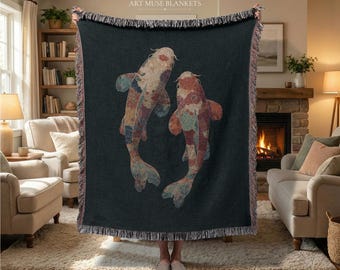 Manta tejida abstracta con peces koi: Tapiz de pared minimalista estilo Japandi, decoración zen para el hogar.