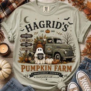 Peut inclure: Un t-shirt vert sauge clair avec un motif représentant un fantôme portant un bonnet et tenant une tasse, un vieux camion et des panneaux indiquant HAGRID'S PUMPKIN FARM EST. 1981, PUMPKINS, HAY RIDES, HOT CIDER, APPLE PICKING et MAGICALLY GROWN.