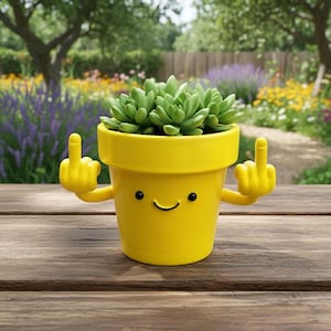 Op de afbeelding: Een heldergele bloempot met een lachend gezicht en armen die elk de middelvinger tonen. De pot bevat een groene vetplant. De achtergrond toont een tuin met diverse bloemen.