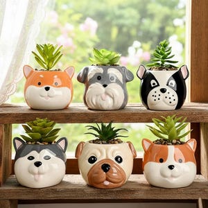 Peut inclure: Six pots de fleurs en céramique en forme de chien, chacun avec un design de race différent et une petite plante succulente. Les pots sont de différentes couleurs, dont orange, gris, noir et blanc, et sont disposés sur des étagères en bois.