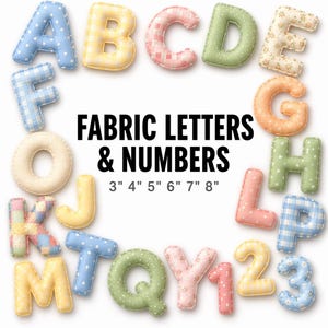 Könnte beinhalten: Eine Sammlung bunter Stoffbuchstaben und -zahlen in verschiedenen Mustern, darunter Punkte, Vichy-Karo und Blumenmuster. Der Text "FABRIC LETTERS & NUMBERS" ist zu sehen, mit Größen von 7.6 cm bis 20.3 cm.
