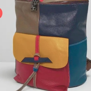 Peut inclure: Ensemble de trois mugs en céramique avec une finition mate et mouchetée. Chaque mug est de couleur différente : bleu clair, crème et gris. Les mugs ont un design simple et moderne avec une anse confortable.