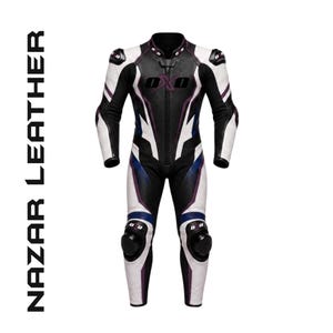 Può includere: Una tuta da corsa per moto in pelle nera, bianca e viola con cerniera frontale integrale, protezioni su spalle e ginocchia, il testo NAZAR LEATHER stampato verticalmente e il logo OXO sul petto.
