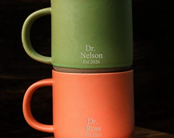 Regalo de graduación personalizado, taza de café de cerámica grabada a medida para Dr. Est. 2026, regalo de graduación de doctorado, regalo de agradecimiento, regalo para estudiantes de doctorado.