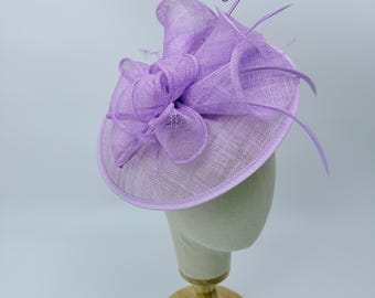 Nytt ljuslila fascinatorhuvudband med fjädrar Royal Ascot Kentucky Derby bröllopsrund hatt