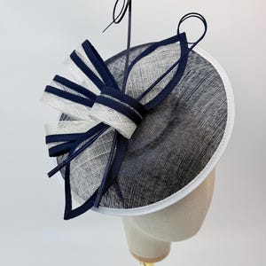 New Navy Fascinator Rundes Stirnband mit Federn Royal Ascot Kentucky Derby Hochzeiten Hut