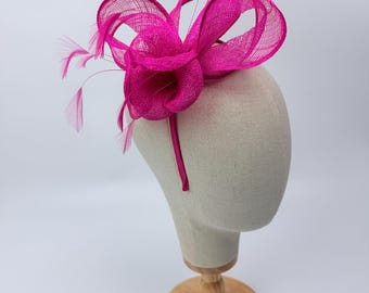Nytt fascinator-hårband med fuchsiablommor och fjädrar