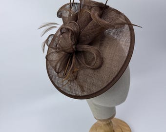 Nueva diadema tocado marrón café con plumas para bodas en Royal Ascot, Kentucky Derby y sombrero redondo.