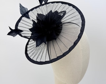 Nytt svart fascinatorhuvudband med fjädrar Royal Ascot Kentucky Derby bröllopsrund hatt