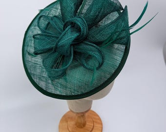 Nytt mörkgrönt fascinatorhuvudband med fjädrar Royal Ascot Kentucky Derby bröllopsrund hatt