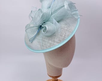 Ny babyblå fascinator-huvudband med fjädrar Royal Ascot Kentucky Derby bröllopsrund hatt