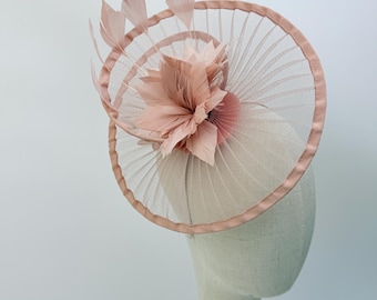 Nytt dusty pink fascinator-pannband med fjädrar Royal Ascot Kentucky Derby bröllopsrund hatt