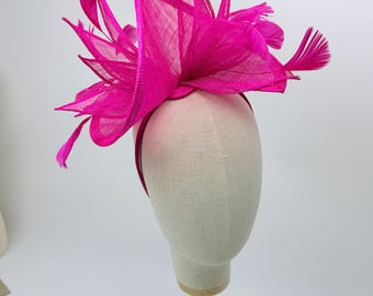 Nuevo tocado fucsia con plumas para bodas en Royal Ascot Kentucky Derby