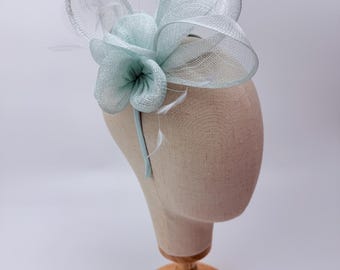 Nytt babyblått blommigt fascinatorhårband med fjädrar