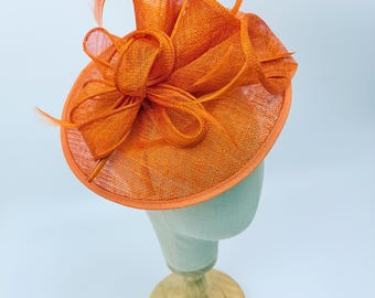 Nueva diadema tocado naranja con plumas para bodas en el Royal Ascot Kentucky Derby. Sombrero redondo.