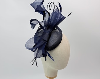 Ny marinblå fjäderfascinator-pannband Royal Ascot Kentucky Derby bröllopsrund hatt