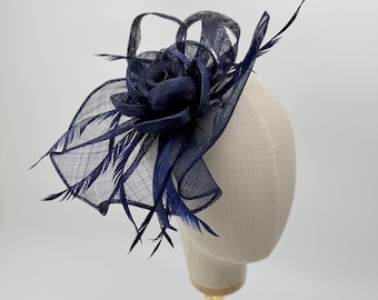 Nuevo tocado azul marino con plumas para bodas Royal Ascot Kentucky Derby
