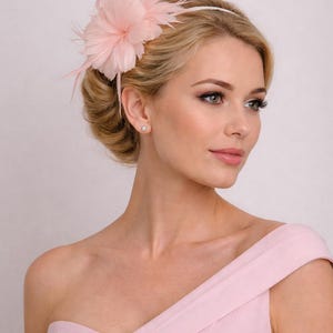 Nytt ljusrosa fjäderfascinatorhuvudband Royal Ascot Kentucky Derby bröllopsrund hatt