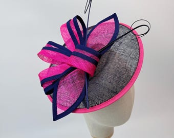 Nueva diadema tocado fucsia azul marino con plumas para bodas en Royal Ascot Kentucky Derby. Sombrero redondo.