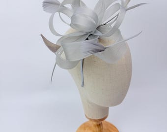 Nytt ljusgrått blommigt fascinatorhårband med fjädrar Royal Ascot Kentucky Derby bröllopshatt