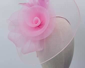 Nueva diadema tocado rosa claro con plumas, ideal para bodas en Royal Ascot y Kentucky Derby.
