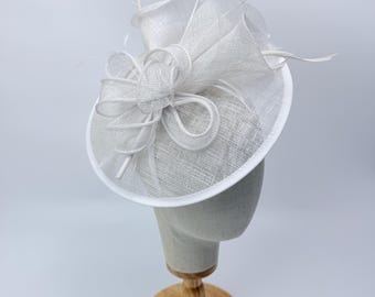 Nytt vitt fascinatorhuvudband med fjädrar Royal Ascot Kentucky Derby bröllopsrund hatt
