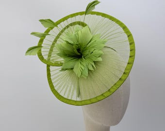 Nytt olivgrönt fascinatorhuvudband med fjädrar Royal Ascot Kentucky Derby bröllopsrund hatt