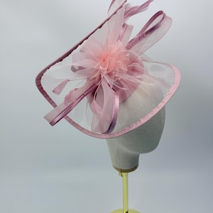 Blush roze tovenaar strik hoofdband met veren voor bruiloften, Ascot, Derby Races