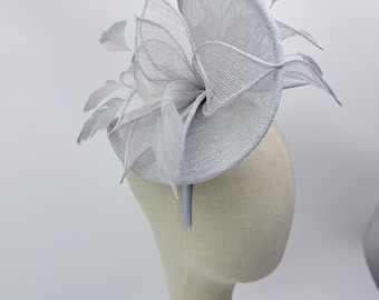 Ny silvergrå fascinatorhatt med pannband och fjädrar Royal Ascot Kentucky Derby bröllopshatt